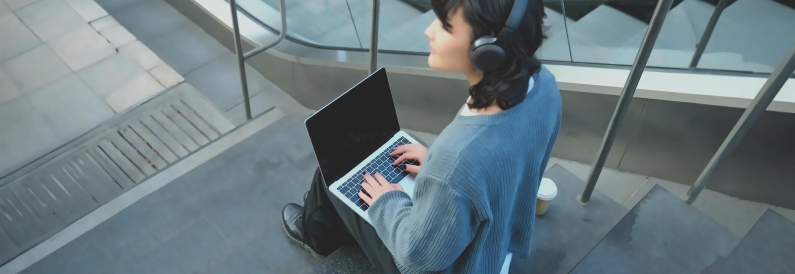 Participants travaillant en équipe sur des modèles financiers complexes lors d'un atelier pratique